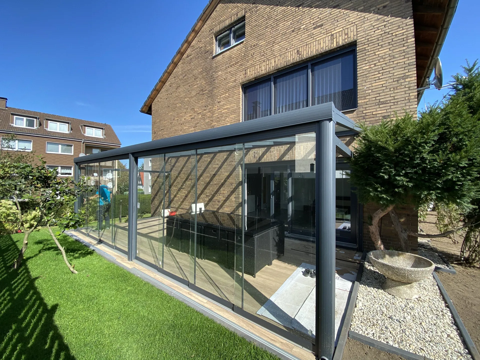 Kaltwintergarten mit Glasschiebeanlage und Aluminiumrahmen am Einfamilienhaus