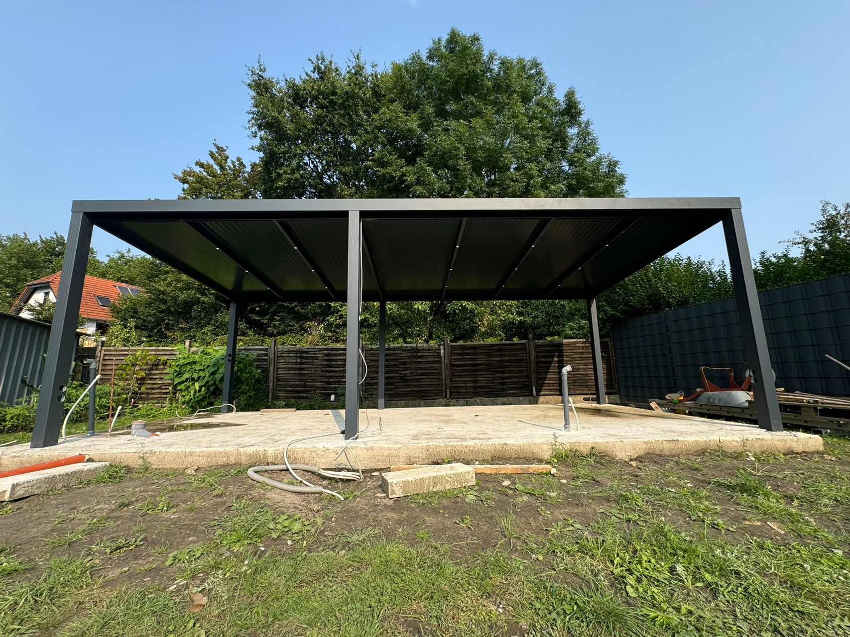 Freistehende Terrassenüberdachung aus Aluminium mit Flachdach