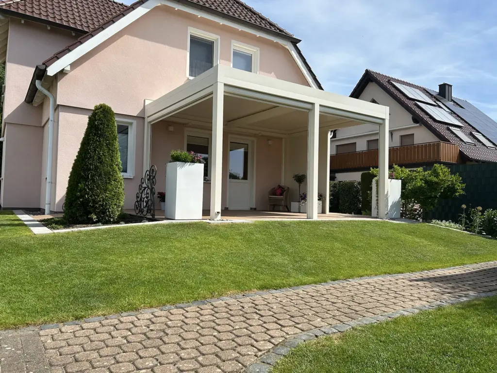 Freistehende Terrassenüberdachung aus Aluminium in Weiß im Garten