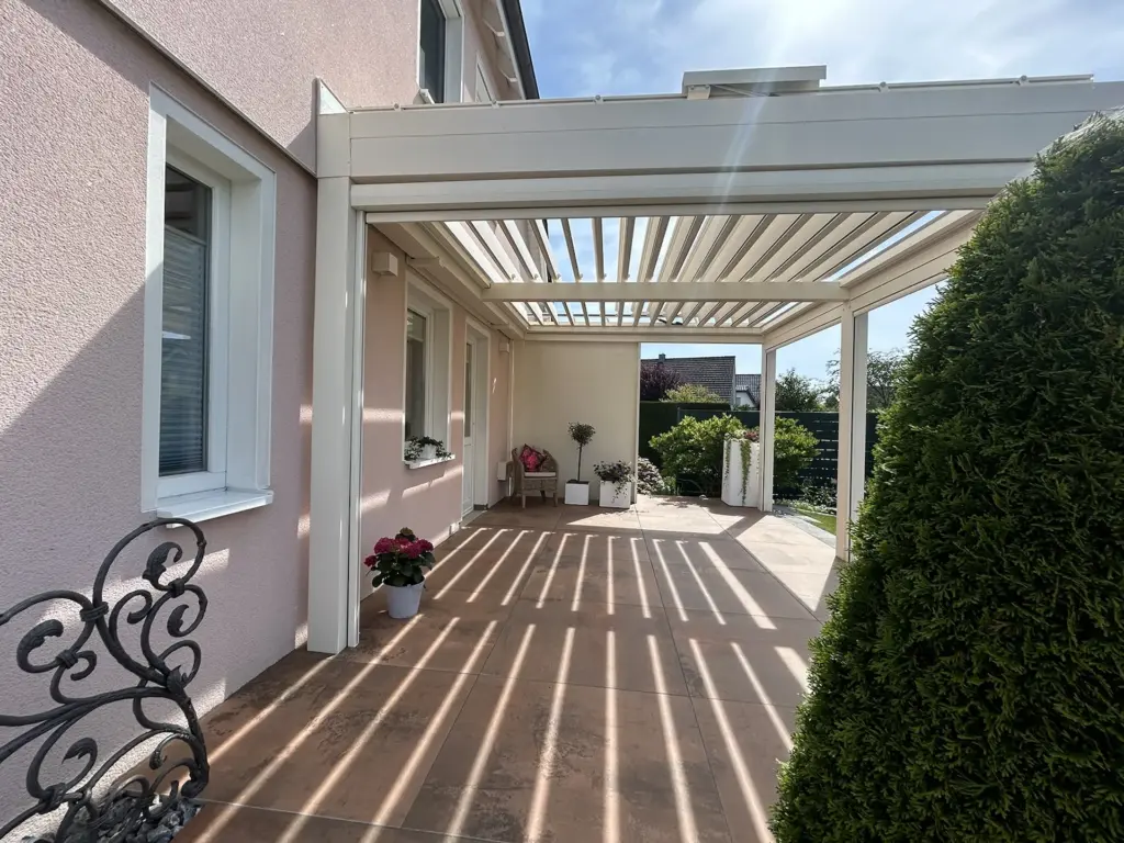 Lamellendach Terrassenüberdachung in Weiß mit verstellbaren Lamellen