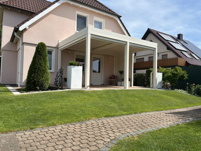 Freistehende Terrassenüberdachung aus Aluminium an Einfamilienhaus mit modernem Flachdach