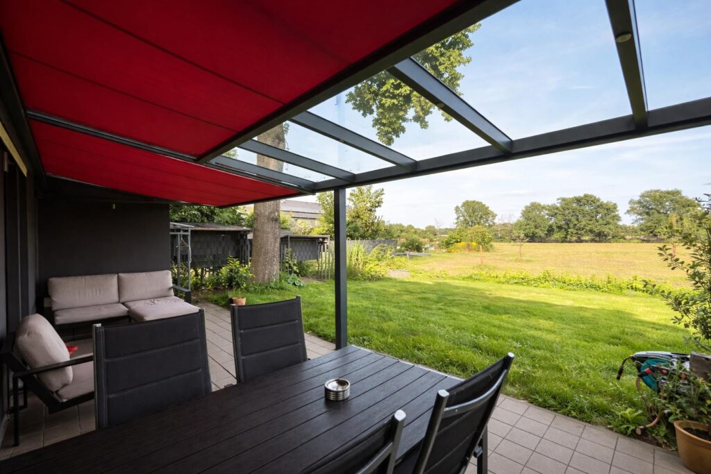 Überdachung mit Roter Unterdachmarkise