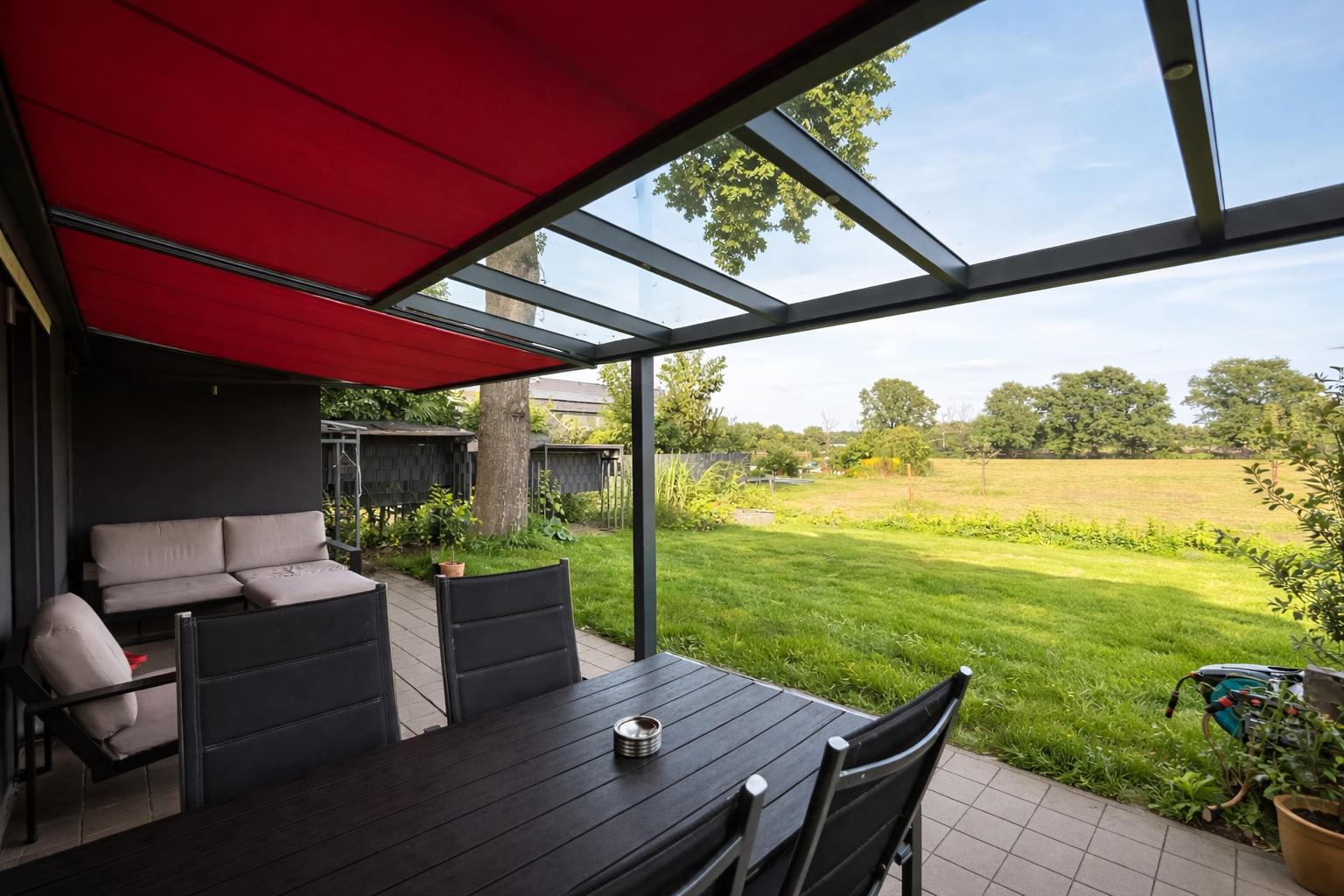 Überdachung mit Roter Unterdachmarkise