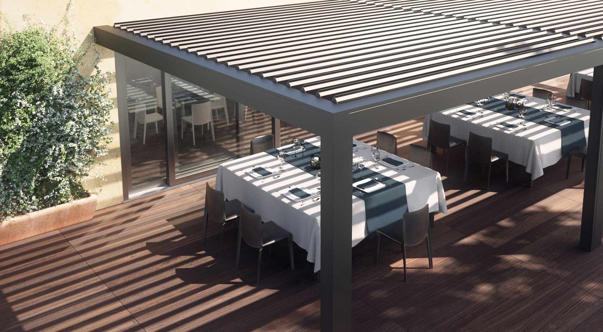Pergola mit geschlossenem Lamellendach über einem gedeckten Outdoor-Esstisch