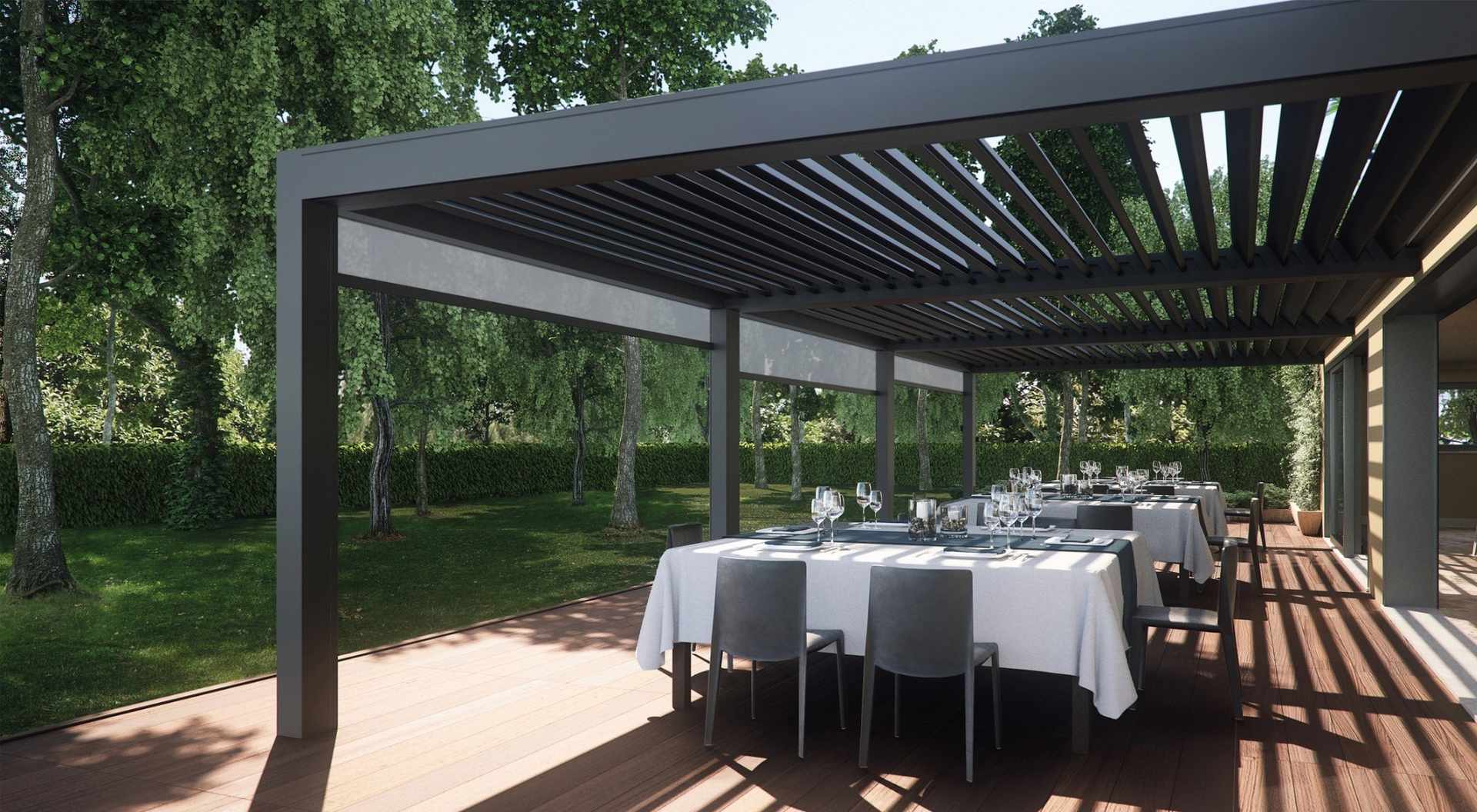 Pergola mit geöffnetem Lamellendach über einem gedeckten Esstisch im Garten