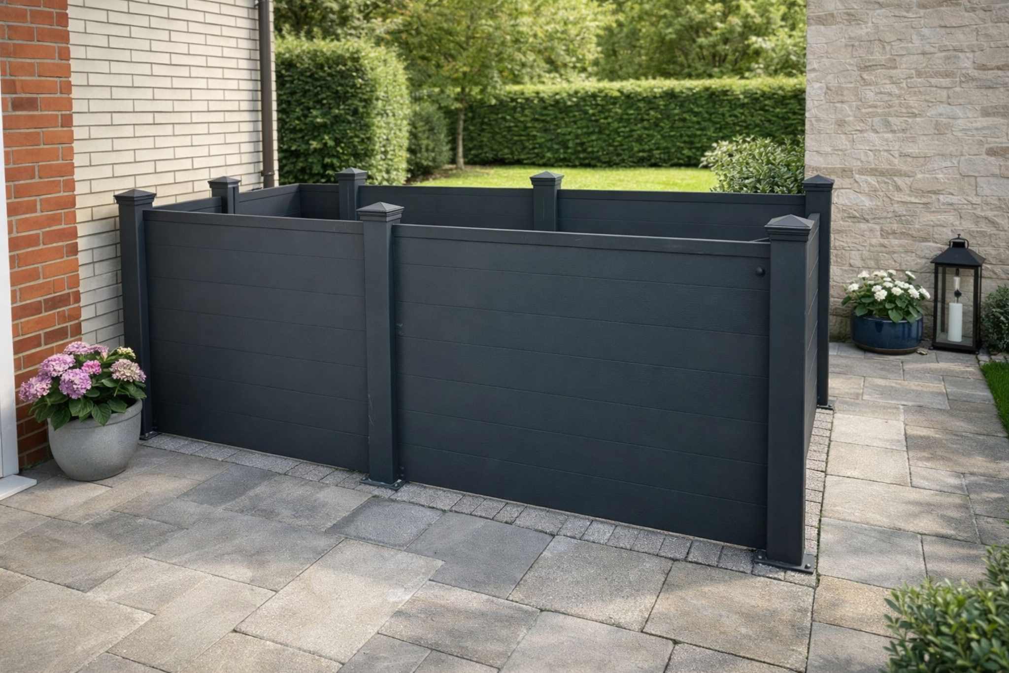 Moderner Aluminium Sichtschutz auf Terrasse mit geschlossenem Design