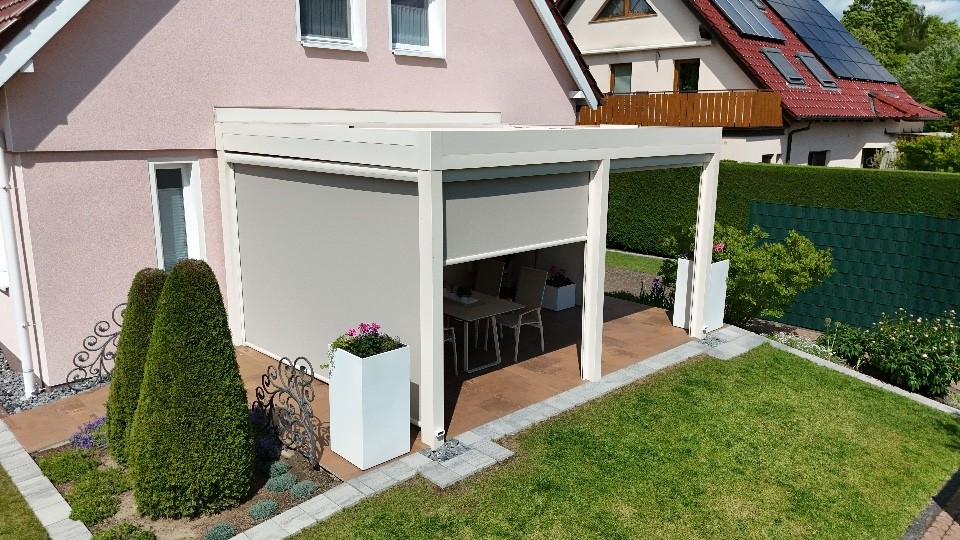 Terrassenüberdachung mit seitlichen Markisen an Einfamilienhaus