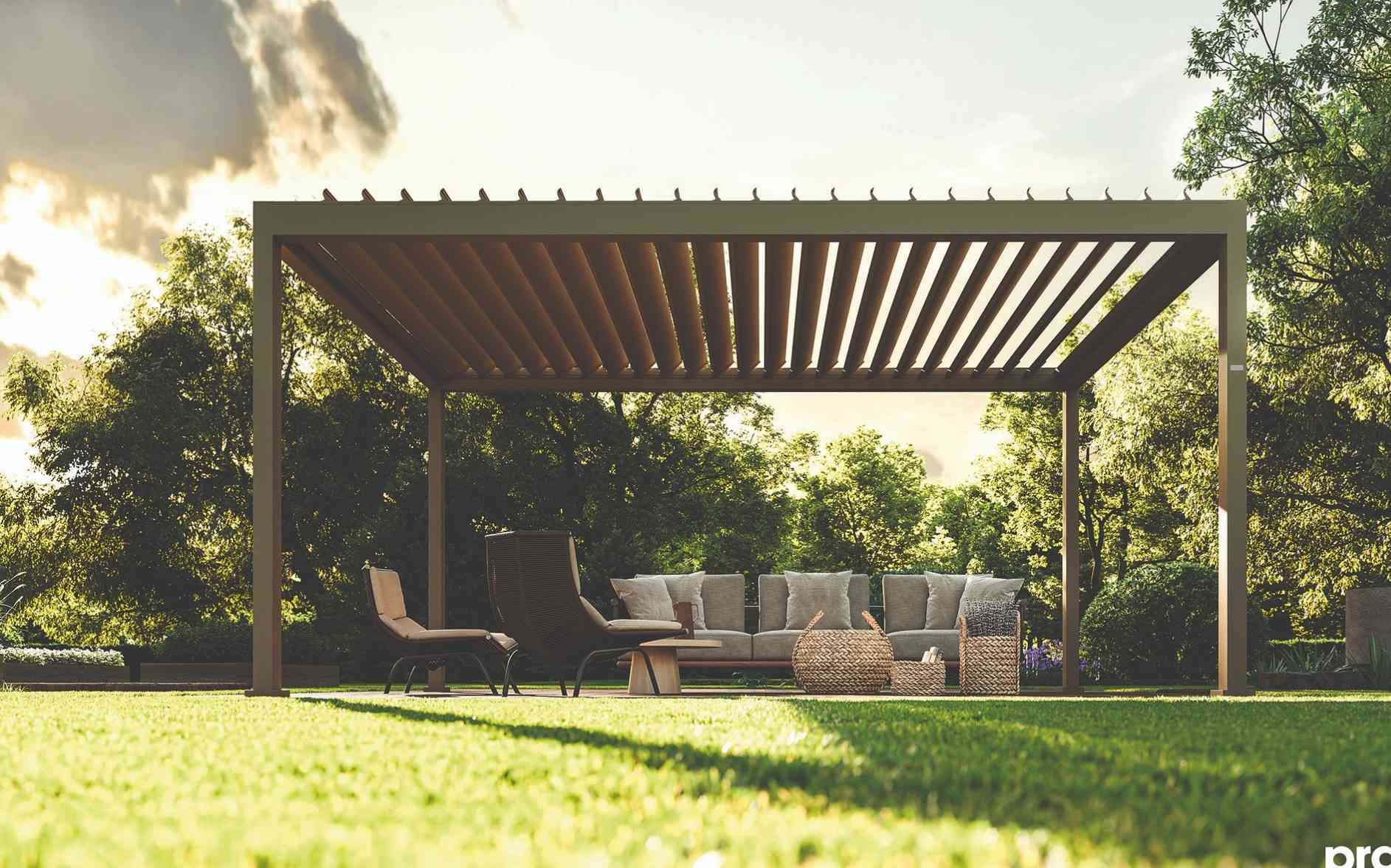 Freistehende Pergola mit Lamellendach im Garten