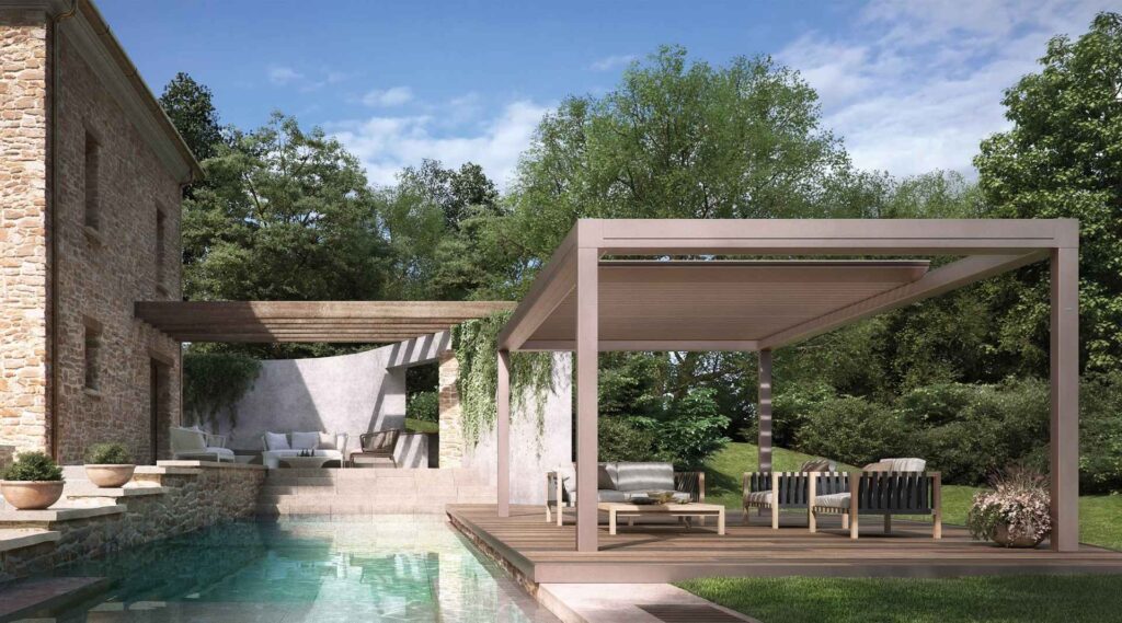 Freistehende Pergola mit Lamellendach neben einem Pool im Garten