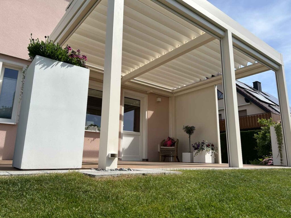 Lamellendach Terrassenüberdachung mit verstellbaren Lamellen am Einfamilienhaus