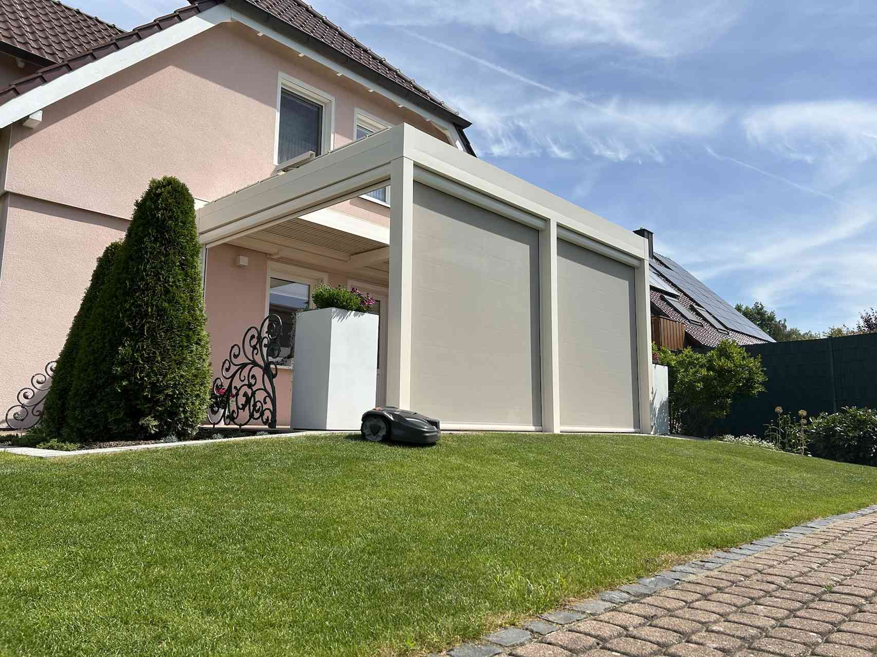 Terrassenüberdachung mit geschlossenen seitlichen Screens am Einfamilienhaus