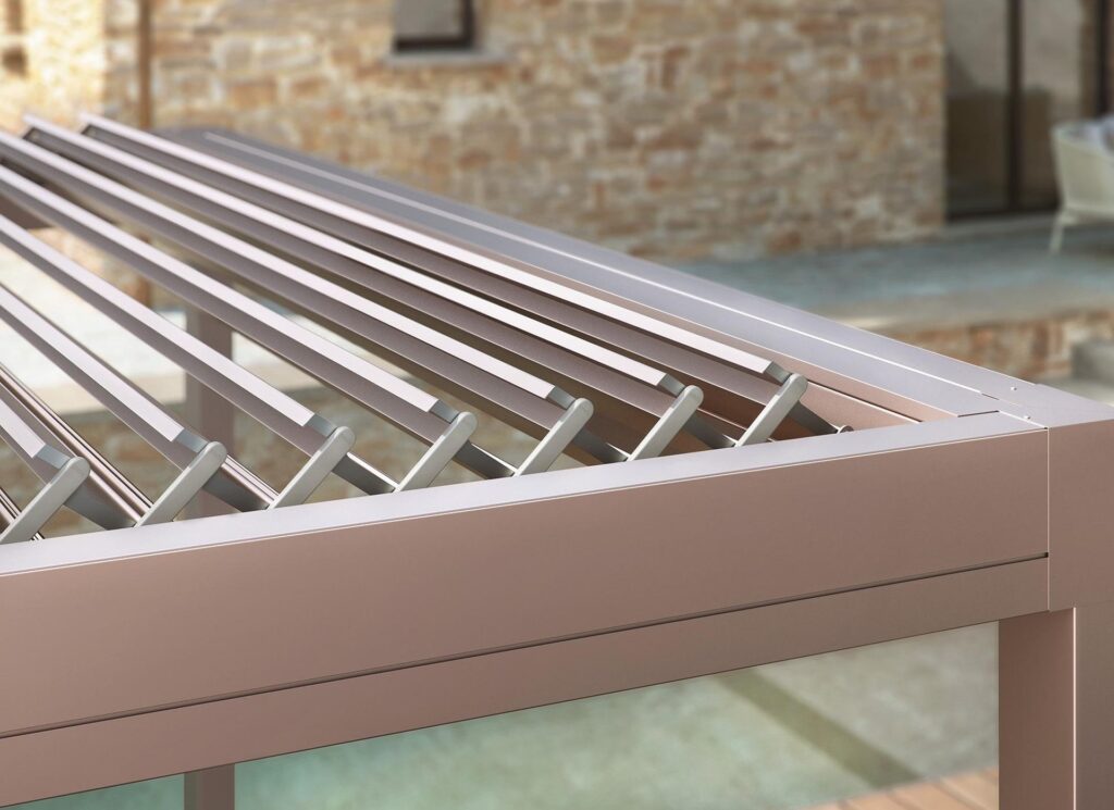 Detail eines Aluminium-Lamellendachs mit geöffneten Lamellen