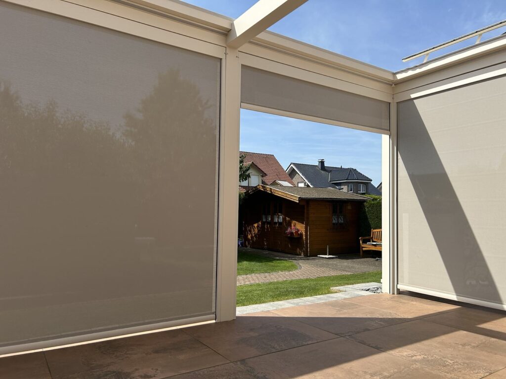 Seitliche Screens an Terrassenüberdachung für Sonnen- und Sichtschutz