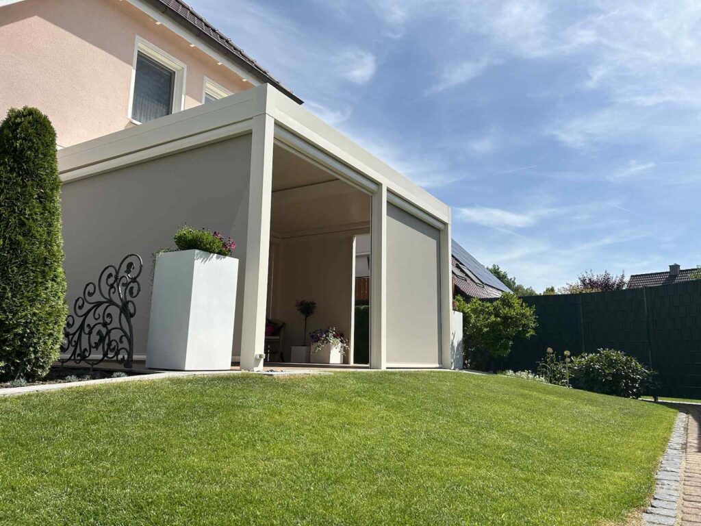 Terrassenüberdachung mit seitlichen Screens an modernem Einfamilienhaus