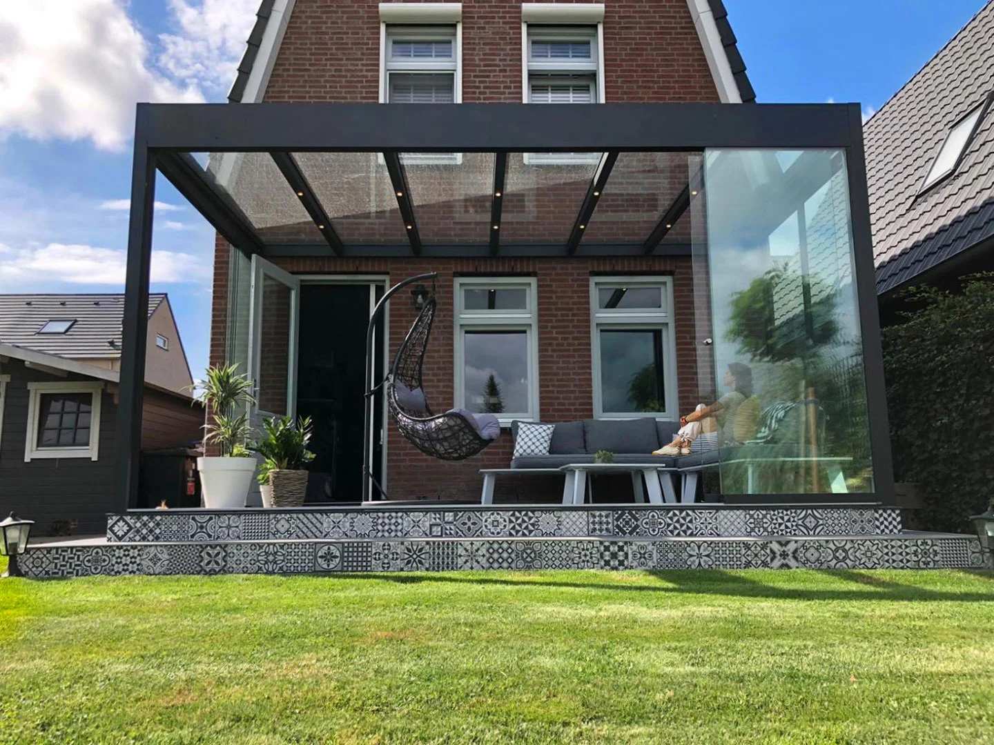 Moderne Terrassenüberdachung mit Glas und LED-Spots am Einfamilienhaus