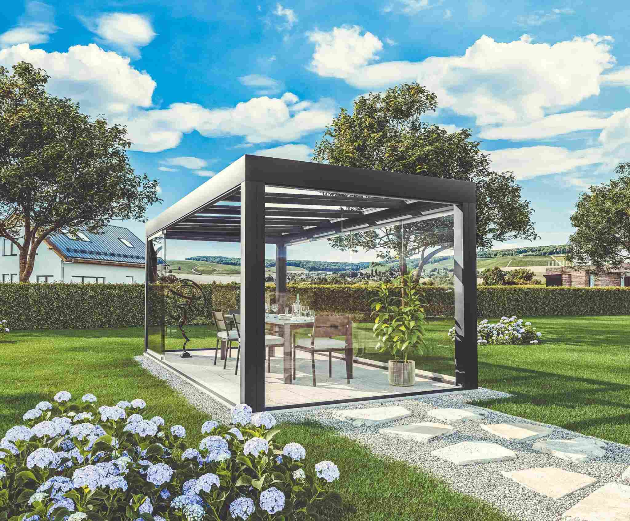 Freistehende Pergola mit Glaswänden im Garten als moderner Rückzugsort