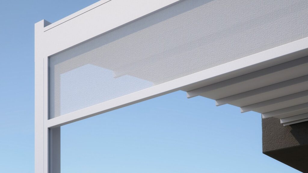 Detail einer Pergola mit integriertem Textil-Sonnenschutz und Lamellendach