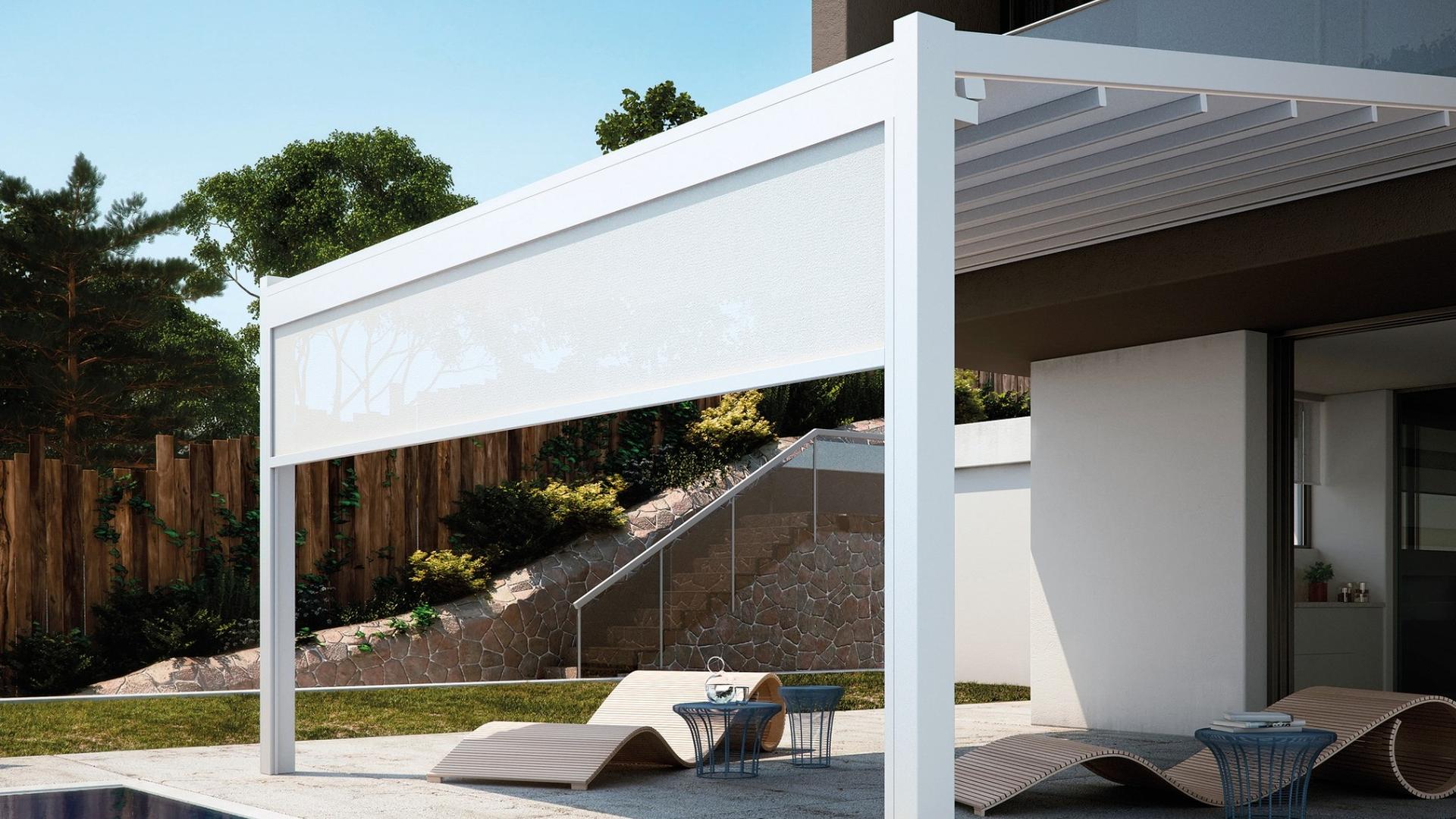 Pergola mit seitlichem Sonnenschutz-Rollo und Lamellendach auf einer modernen Terrasse