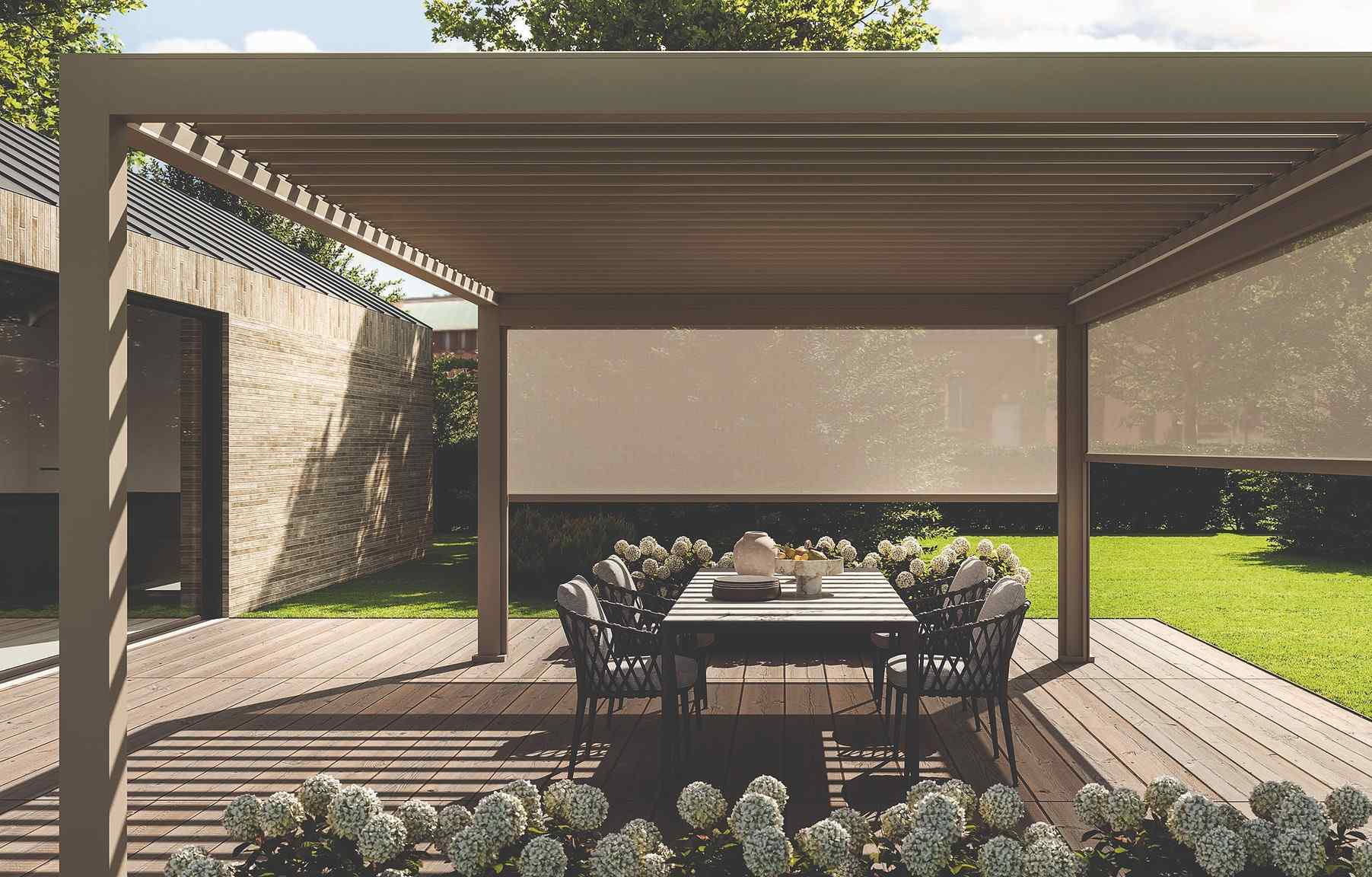 Pergola mit Lamellendach und seitlichen Sonnenschutzscreens auf Terrasse