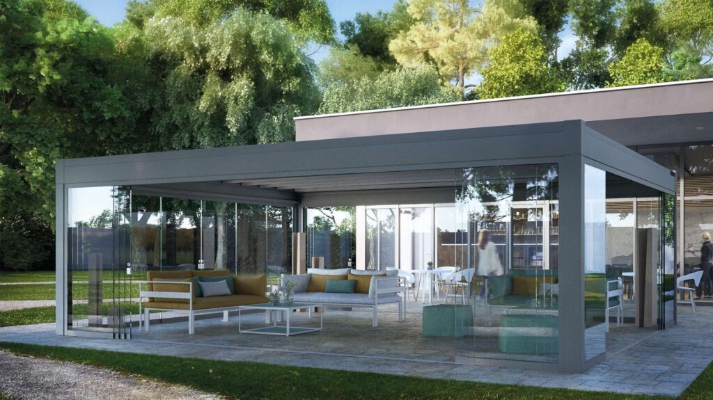 Moderne Pergola mit Glas-Schiebeanlagen als Outdoor-Wohnraum im Garten