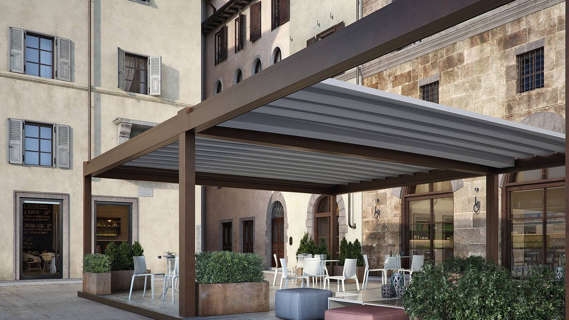 Pergola mit Lamellendach in einem Innenhof vor einem Restaurant