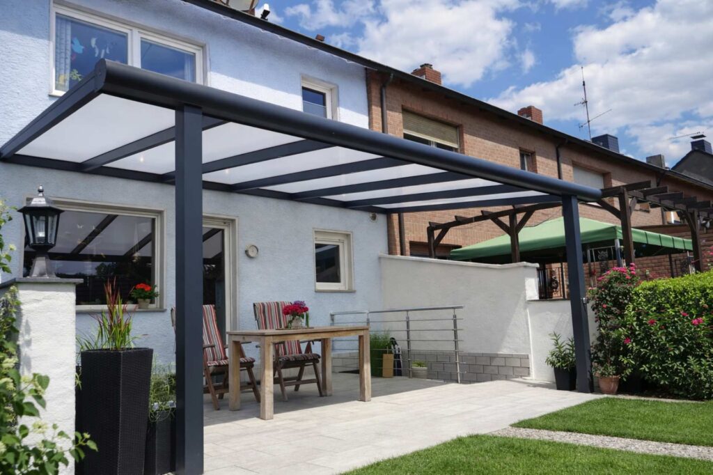 Terrassenüberdachung aus Aluminium mit Milchglasdach am Reihenhaus