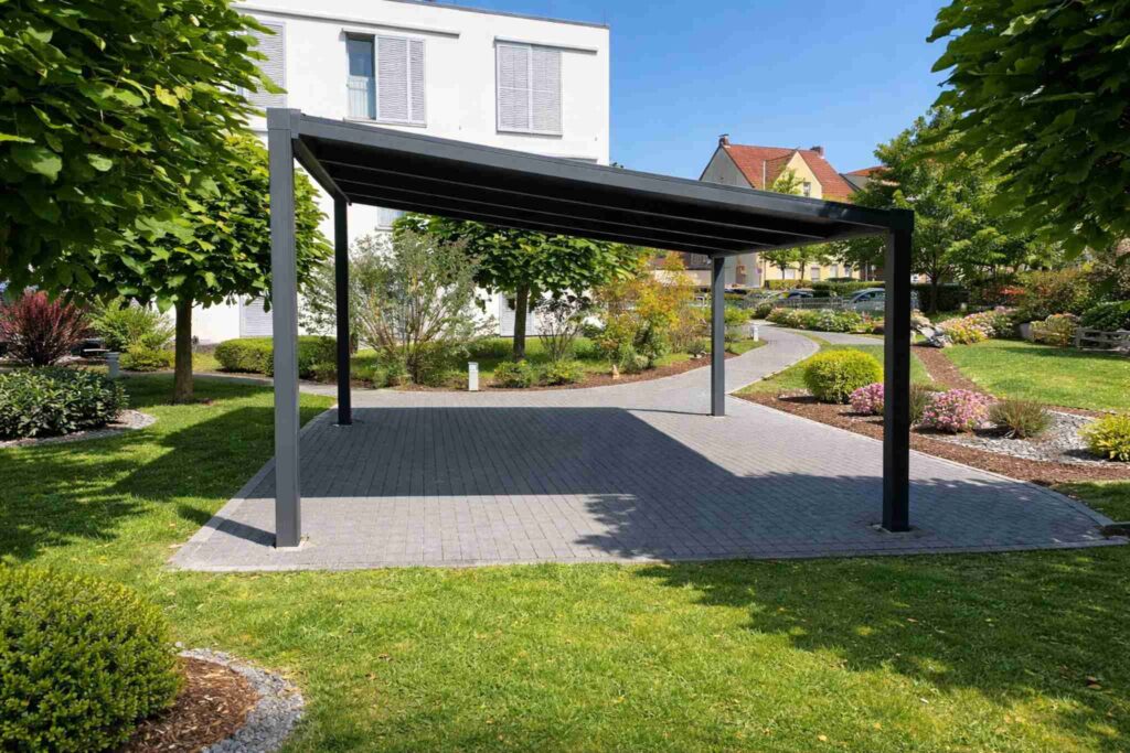 Freistehende Terrassenüberdachung aus Aluminium im Garten