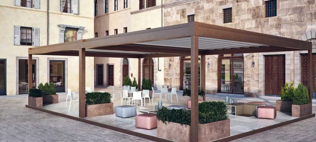 Freistehende Pergola mit Lamellendach auf stilvoller Terrasse in Innenhof