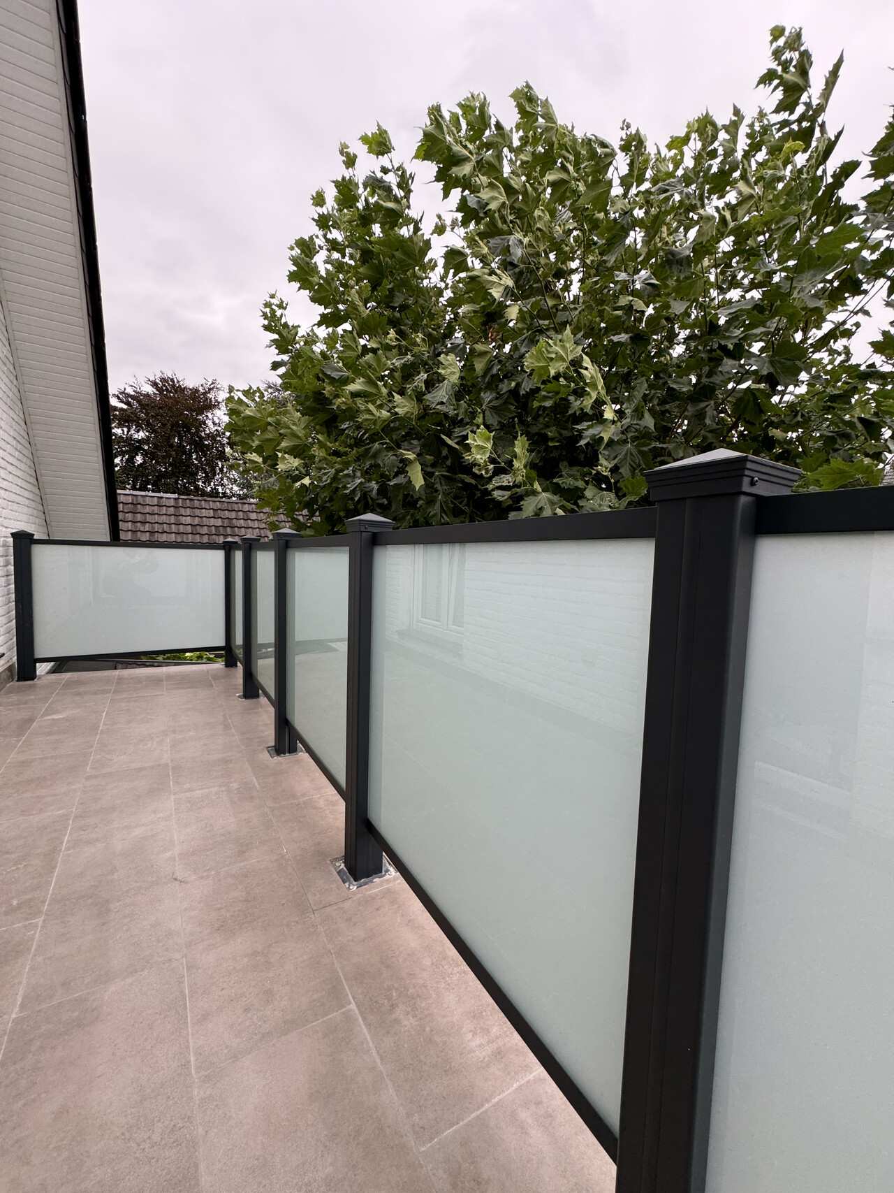 Modernes Sichtschutz Geländer aus Glas mit Aluminiumrahmen auf einer Terrasse