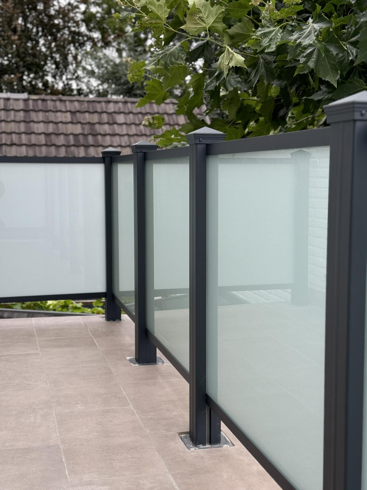 Modernes Sichtschutz Geländer aus Glas mit Aluminiumrahmen auf einer Terrasse