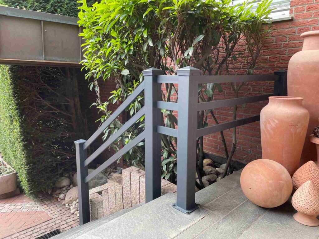Modernes Aluminium Geländer an einer Treppe im Gartenbereich