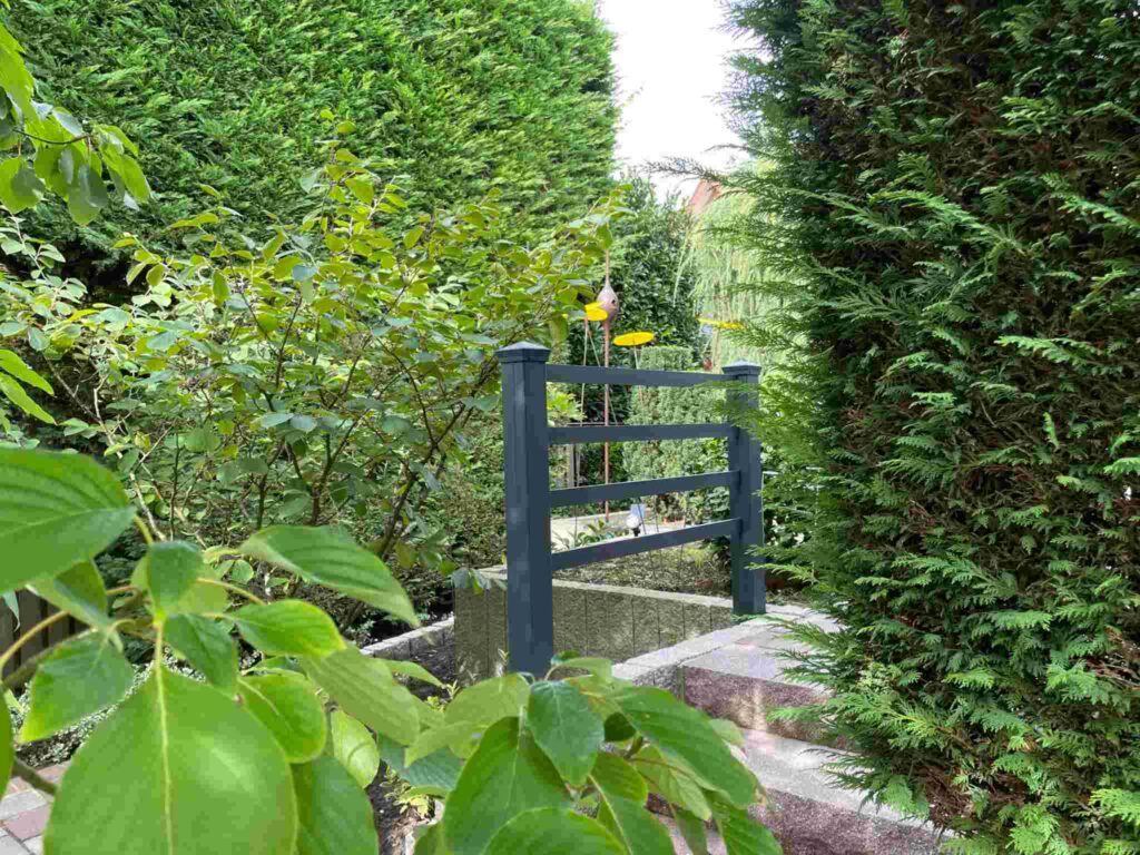 Aluminium Geländer entlang einer Gartentreppe in grüner Umgebung