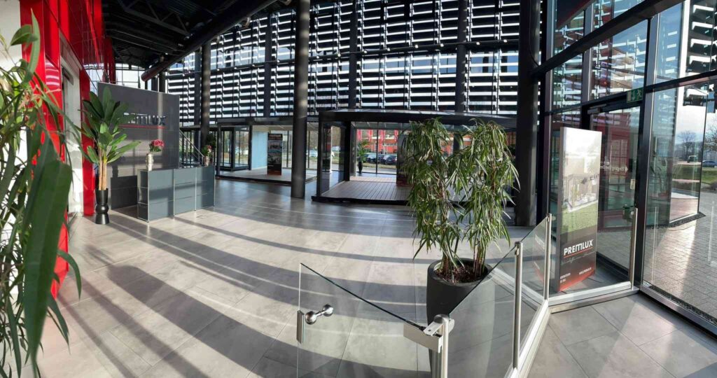 Innenansicht des PREMLUX Showrooms mit moderner Architektur, Empfangsbereich und Ausstellungsflächen