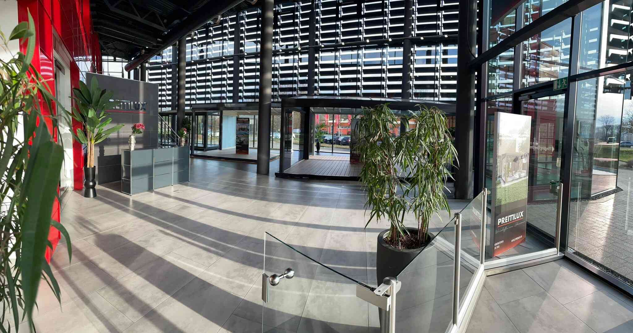 Innenansicht des PREMLUX Showrooms mit moderner Architektur, Empfangsbereich und Ausstellungsflächen