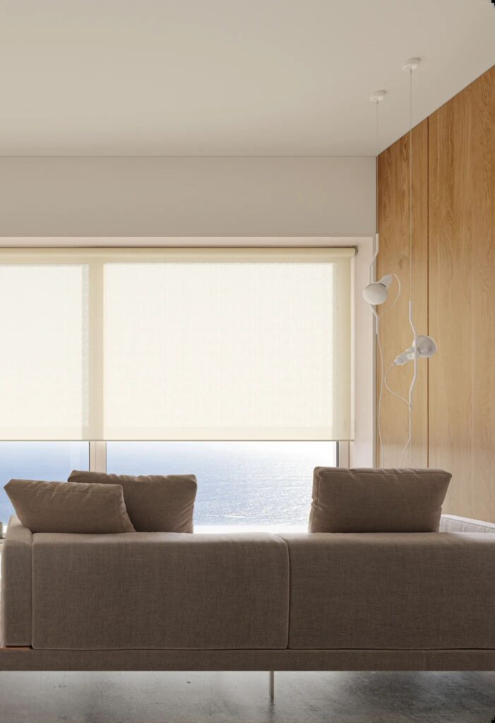 Wohnbereich mit großen Fenstern und Sonnenschutz für Terrassenüberdachung