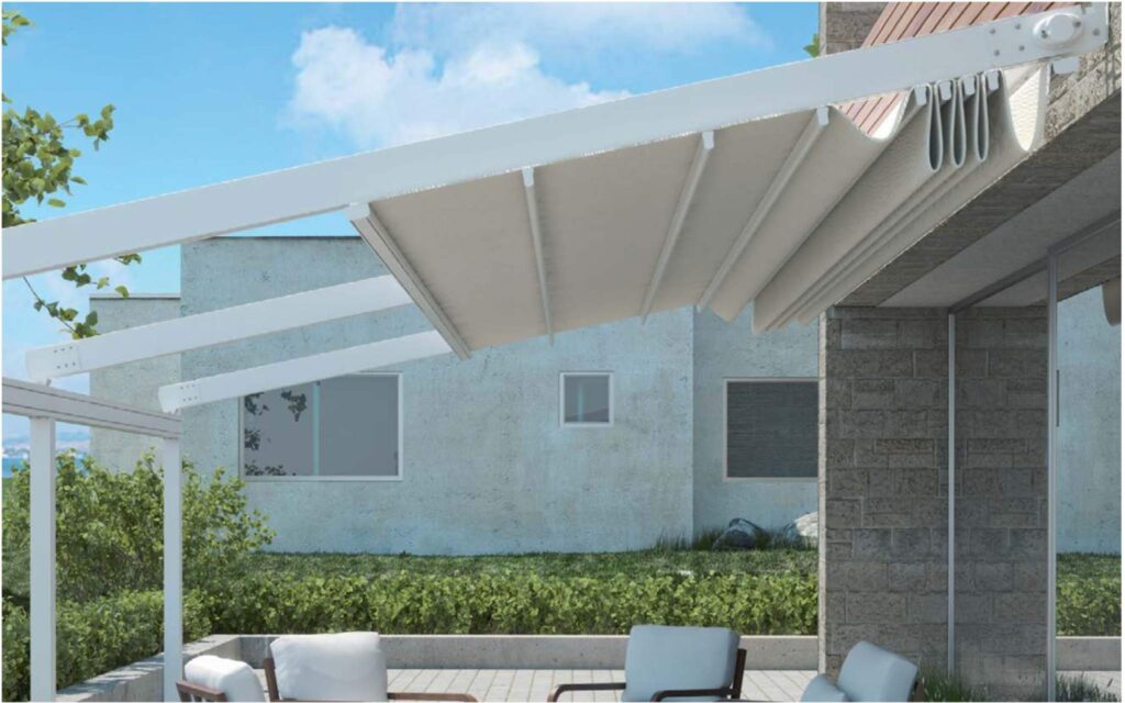 Ausfahrbarer Sonnenschutz unter einer Terrassenüberdachung an modernem Wohnhaus