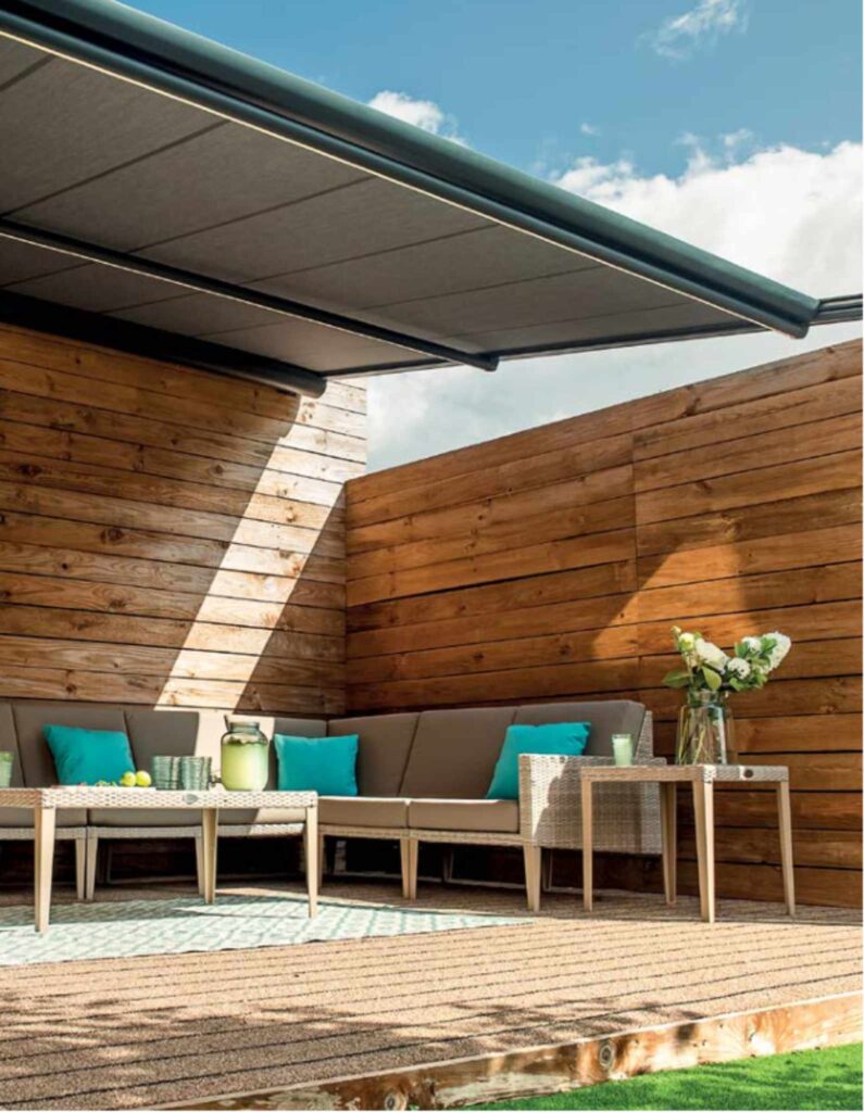 Gemütliche Terrasse mit Terrassenüberdachung und modernem Sonnenschutz