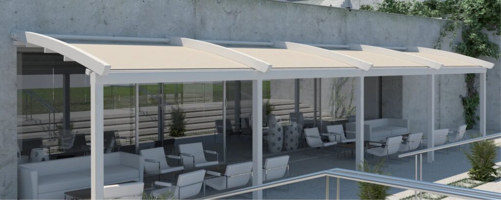 Großflächige Terrassenüberdachung mit Sonnenschutz für Sitzbereich im Außenbereich