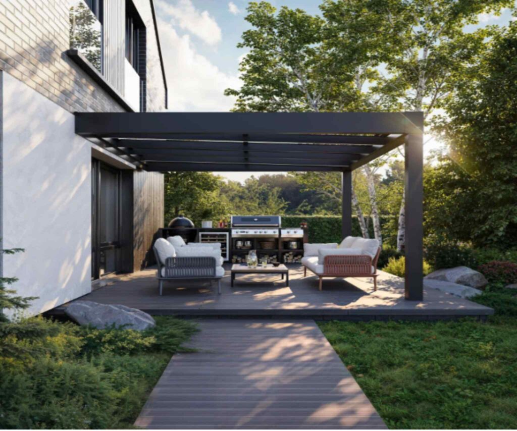 Moderne Terrassenüberdachung aus Aluminium mit Lamellendach im Garten am Einfamilienhaus