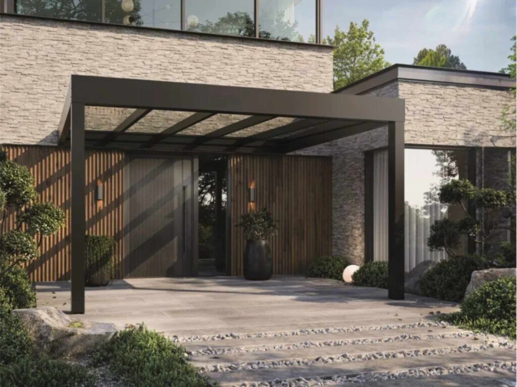 Moderne Terrassenüberdachung aus Aluminium am Hauseingang mit klarer Linienführung