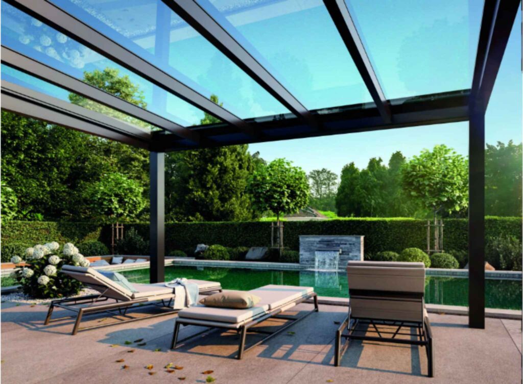 Terrassenüberdachung mit Glasdach über Poolbereich im modernen Garten