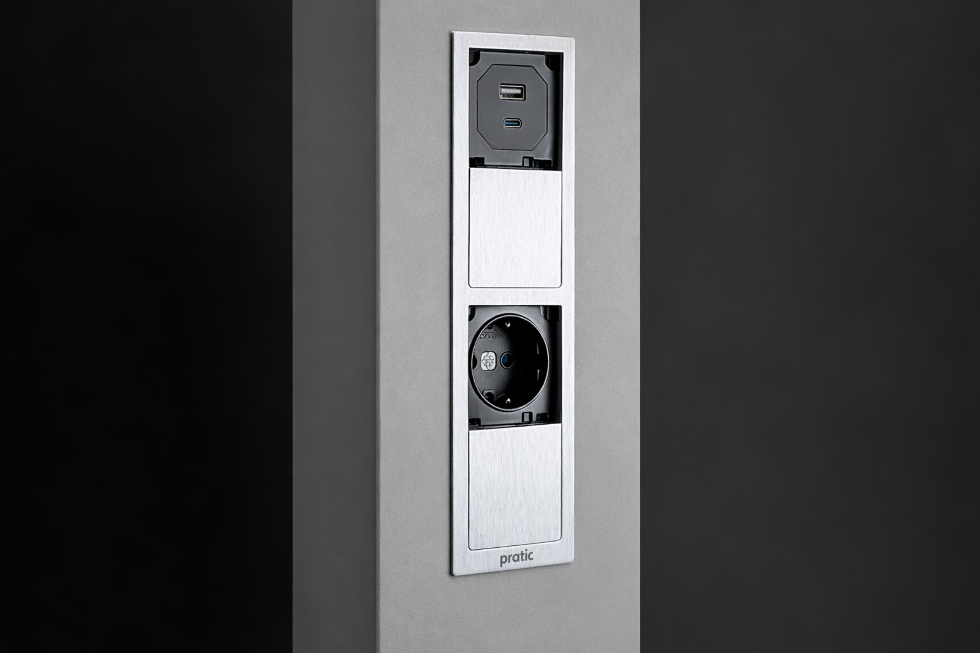 Steckdose im Pfosten einer Terrassenüberdachung