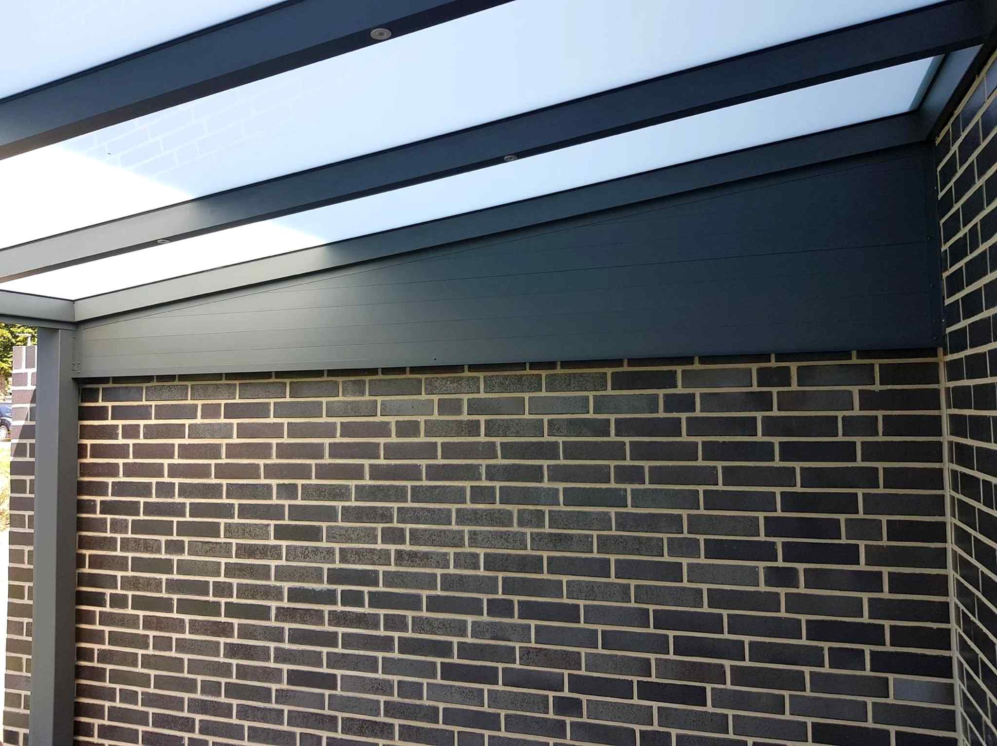 Moderne Terrassenüberdachung für Einfamilienhäuser Terrassenüberdachung mit Aluminium Keil und satiniertem Glas