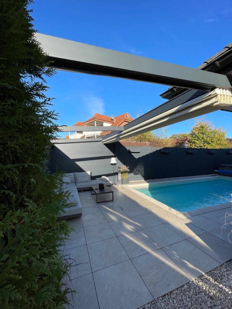 Terrasse mit Pergola-Markise und Poolbereich im modernen Garten