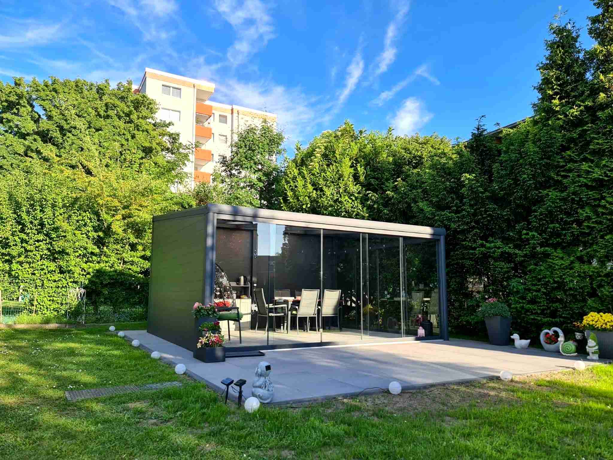Freistehende Gartenüberdachung mit Glasschiebetür und Aluminium Seitenwand