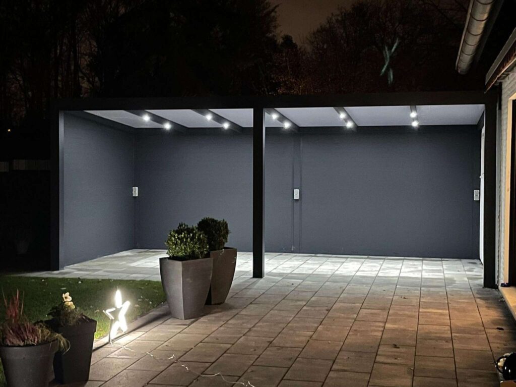 Terrassenüberdachung mit integrierter LED-Beleuchtung bei Nacht