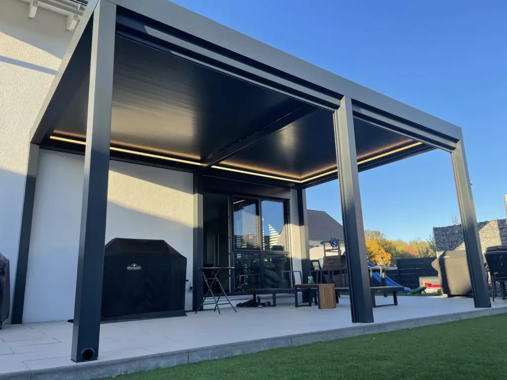 Moderne Terrassenüberdachung aus Aluminium mit geschlossenem Dach und LED-Beleuchtung