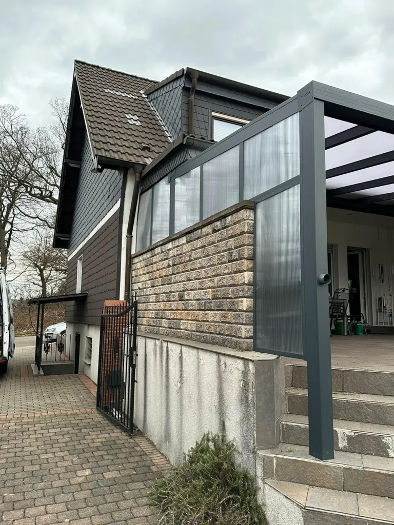 Terrassenüberdachung aus Aluminium mit seitlichem Sichtschutz aus Polycarbonat