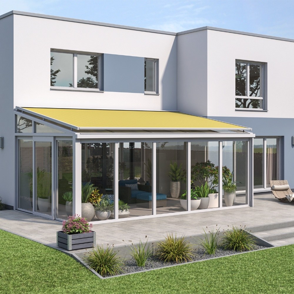 Wintergarten mit Glasdach und gelber Aufdachmarkise am Haus