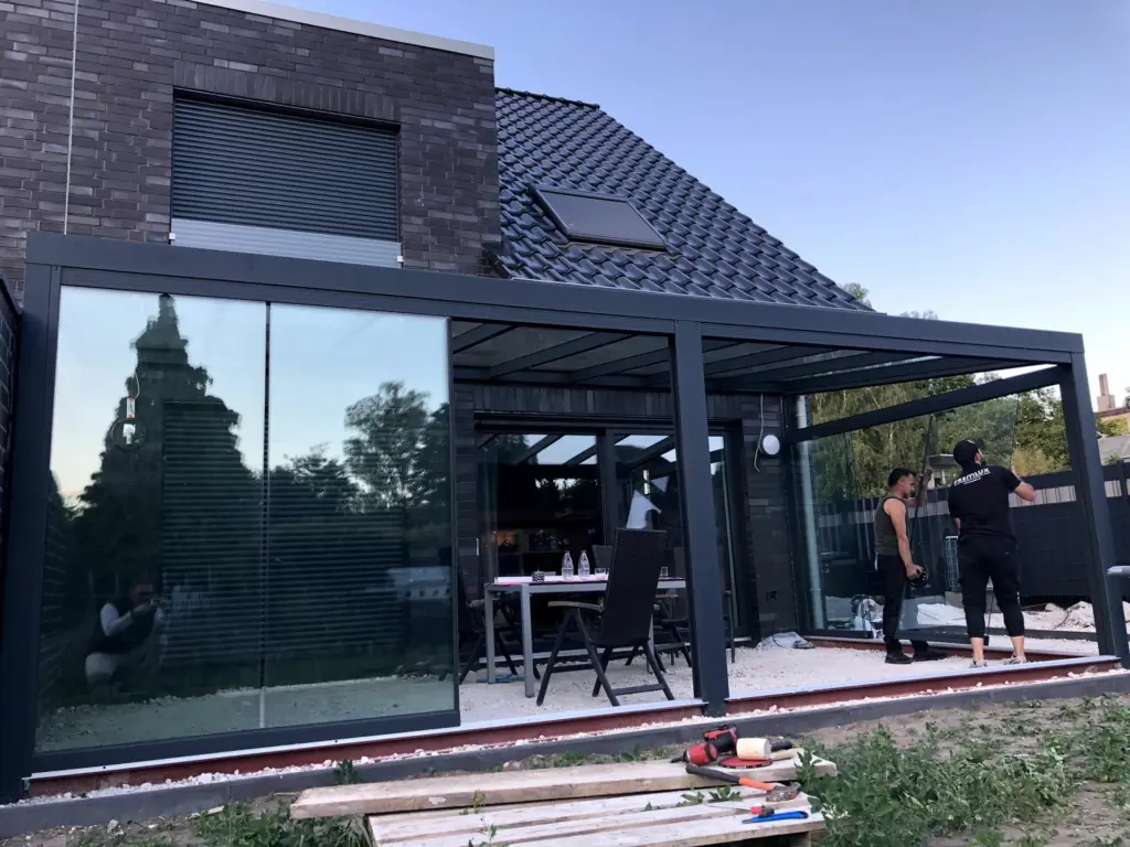 Terrassenüberdachung mit Glasschiebeanlage und Sichtschutzwand aus Glas